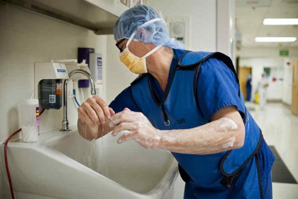 Bồn rửa tay phẫu thuật cần những tiêu chuẩn nào?